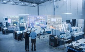 Frau und Mann mit Schutzhelm stehen in einer Industrieanlage © Gorodenkoff  - AdobeStock 