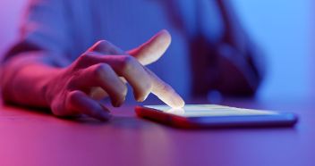 Mann tippt mit Finger auf Smartphone © leungchopan  - AdobeStock 240945219 
