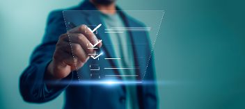 Mann steht vor einer Checkliste, die als Hologramm dargestellt wird ©  Looker_Studio  - AdobeStock 629544941 