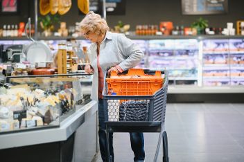 Ältere Frau kauft in Supermarkt ein &copy; Serhii  - Adobe Stock 