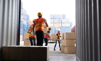 Männer laden Kartons in Container, Lagerhaltung und Logistik-Versandkonzept &copy; comzeal  - Adobe Stock 