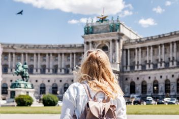 Frau mit Blick auf die Hofburg in Wien. Touristin auf Reisen in Österreich &copy; encierro  - Adobe Stock 