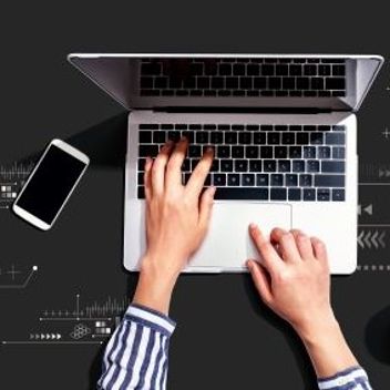 Blick von oben auf zwei Hände, die auf einem Laptop arbeiten. © Tierney  - AdobeStock 399072281 