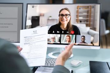 Blick auf Computerbildschirm, auf dem ein Online Meeting stattfindet  © Andrey Popov  - AdobeStock 