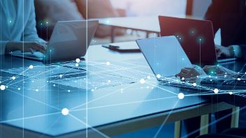 Mehrere Personen arbeiten an Laptops. Im Vordergrund sieht man ein Netz aus leuchtenden Punkten und Linien, dass die Vernetzung darstellen soll. © metamorworks  - AdobeStock 