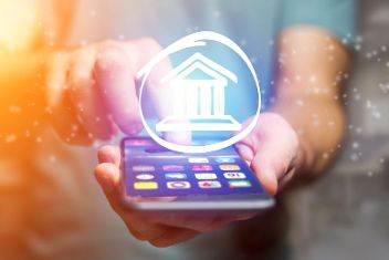 Justizsymbol, das aus einer Smartphone-Schnittstelle herausgeht  © Production Perig  - AdobeStock 