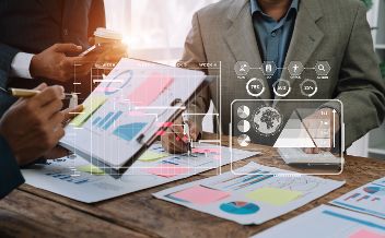 Zwei Projektmanager arbeiten gemeinsam an Tabellen und Grafiken. © NINENII  - AdobeStock 