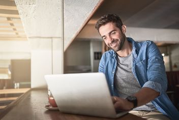 Mann in Freizeitkleidung sitzt vor Laptop. © Jadon Bester/peopleimages.com  - AdobeStock 