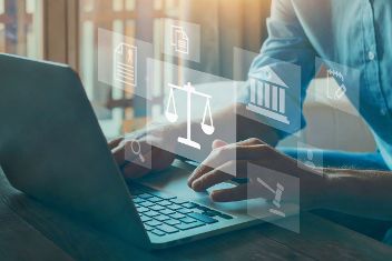 Mann arbeitet am Laptop. Im Vordergrund sieht man Hologramme zu rechtlichen Themen. © Song about summer  - AdobeStock 