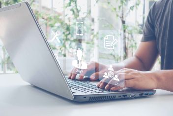 Mann sitzt am Laptop. © MUNTHITA  - AdobeStock 