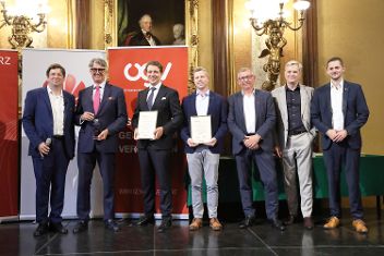 Preisannahme beim eAward 2026 &copy; Barbara Krobath  - Barbara Krobath 