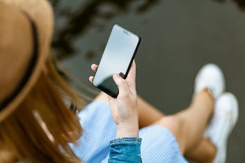 Digital Skills Smartphone © George Dolgikh  - pexels 