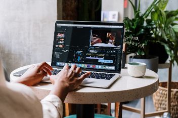 Aufgeklappter Laptop &copy; Cottonbro  - pexels 
