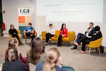 Gruppendiskussion vom LEA Generationentalk anlässlich des Weltfrauentag 2026. &copy; Miriam Mehlman  - Miriam Mehlman Fotografie 