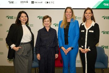 Gruppenbild von vier Frauen vom Programmstart von She goes Digital. &copy;  Philipp Grausam 