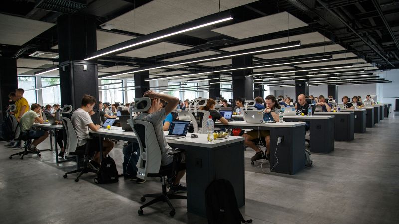 Menschen die in einem Büro arbeiten © Alex Kotliarskyi  - Unsplash 