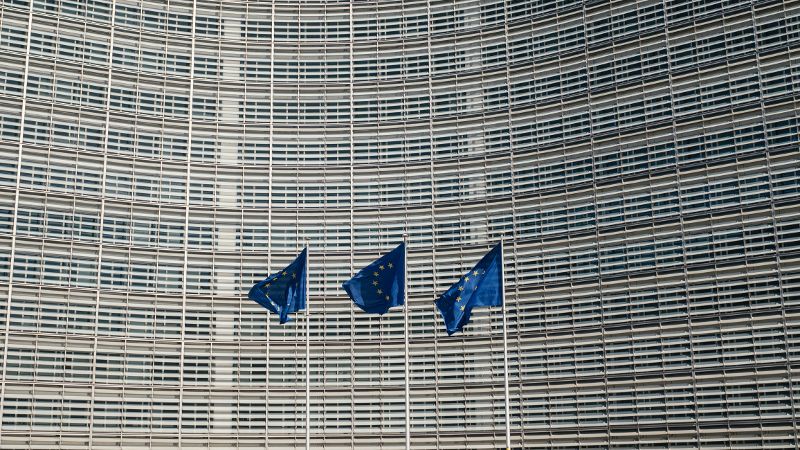 Europäische Unions Gebäude mit drei Europa Fahnen © Alexander van Steenberge  - Unsplash 