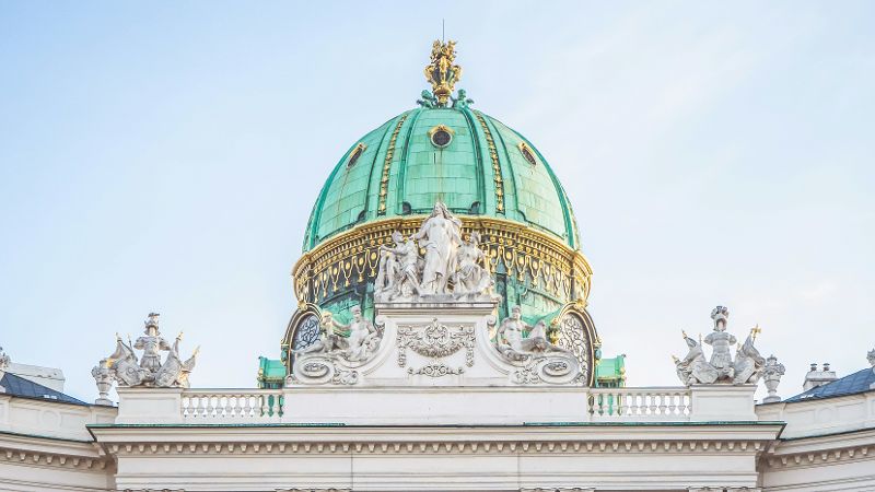ein großes weißes Gebäude mit einer grünen Kuppel © Leonhard Niederwimmer  - Unsplash 