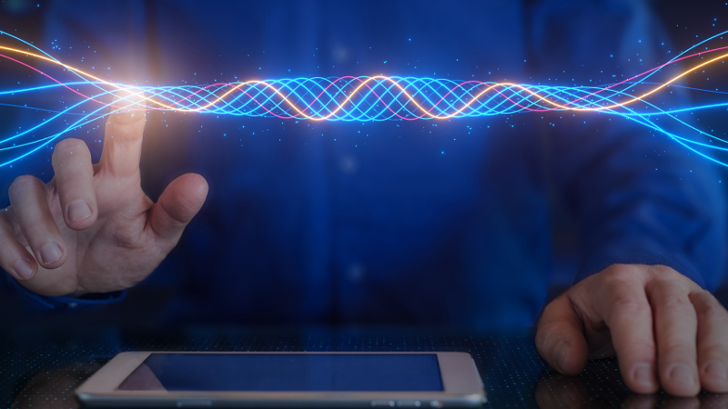 Finger zeigt auf einen grafisch dargestellten Datenstrang. © NicoElNino  - AdobeStock_717702514 