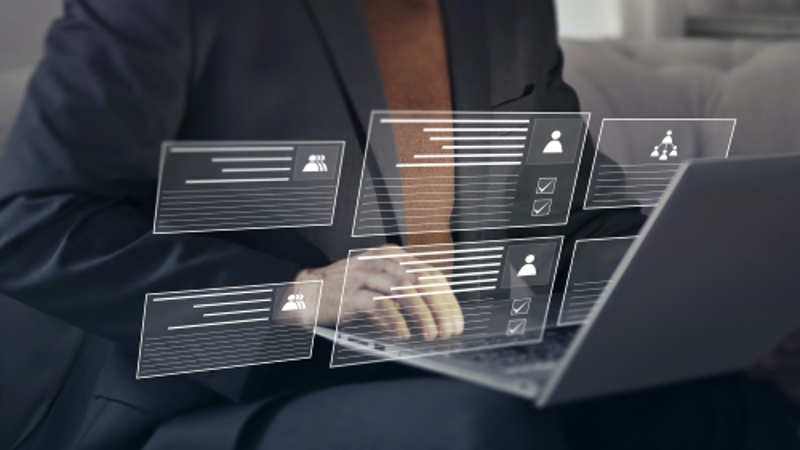 Mann sitzt vor Laptop. Im Vordergrund sieht man ein Hologramm mit Registerkarten © Ahtisham  - AdobeStock 