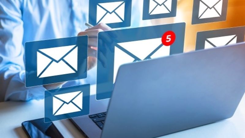 Geschäftsfrau mit Laptop und E-Mail-Benachrichtigung auf dem virtuellen Bildschirm.  © 702602060 Benoît  - Adobe Stock 