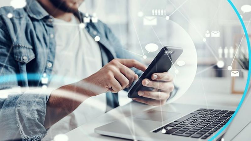 Ein Mann arbeitet von zu Hause aus. Konzept der Vernetzung oder Fernarbeit.  © Rymden  - AdobeStock_381187383  