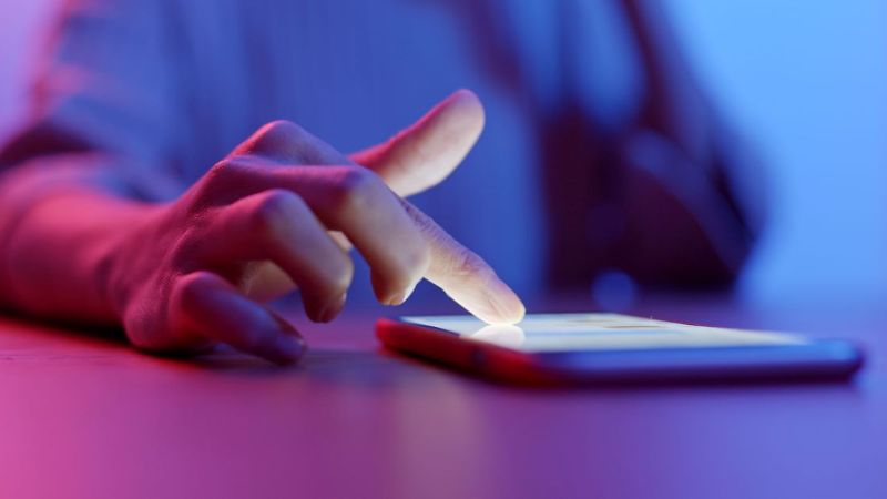 Mann tippt mit Finger auf Smartphone © leungchopan  - AdobeStock 240945219 