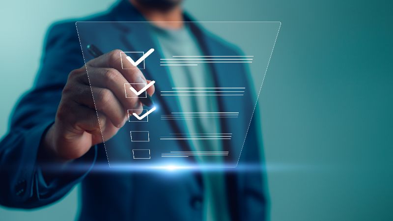 Mann steht vor einer Checkliste, die als Hologramm dargestellt wird ©  Looker_Studio  - AdobeStock 629544941 