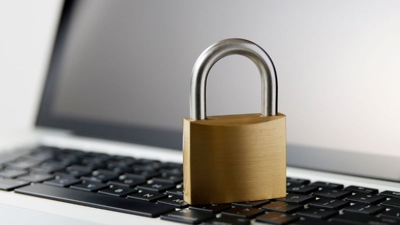 Laptop auf dem ein Metallschloss steht © NOBU  - AdobeStock 334047388 
