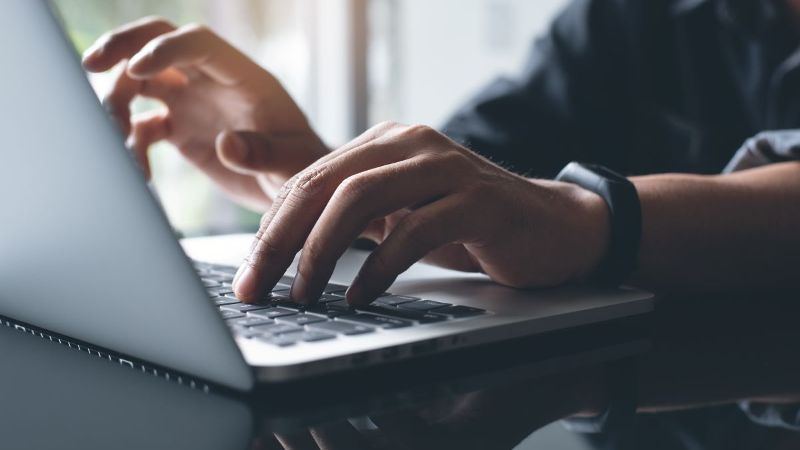 Mann der am Laptop arbeitet.  © tippapatt  - AdobeStock 