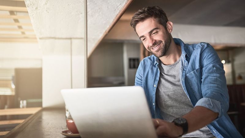 Mann in Freizeitkleidung sitzt vor Laptop. © Jadon Bester/peopleimages.com  - AdobeStock 