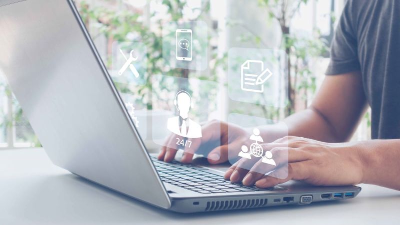 Mann sitzt am Laptop. © MUNTHITA  - AdobeStock 