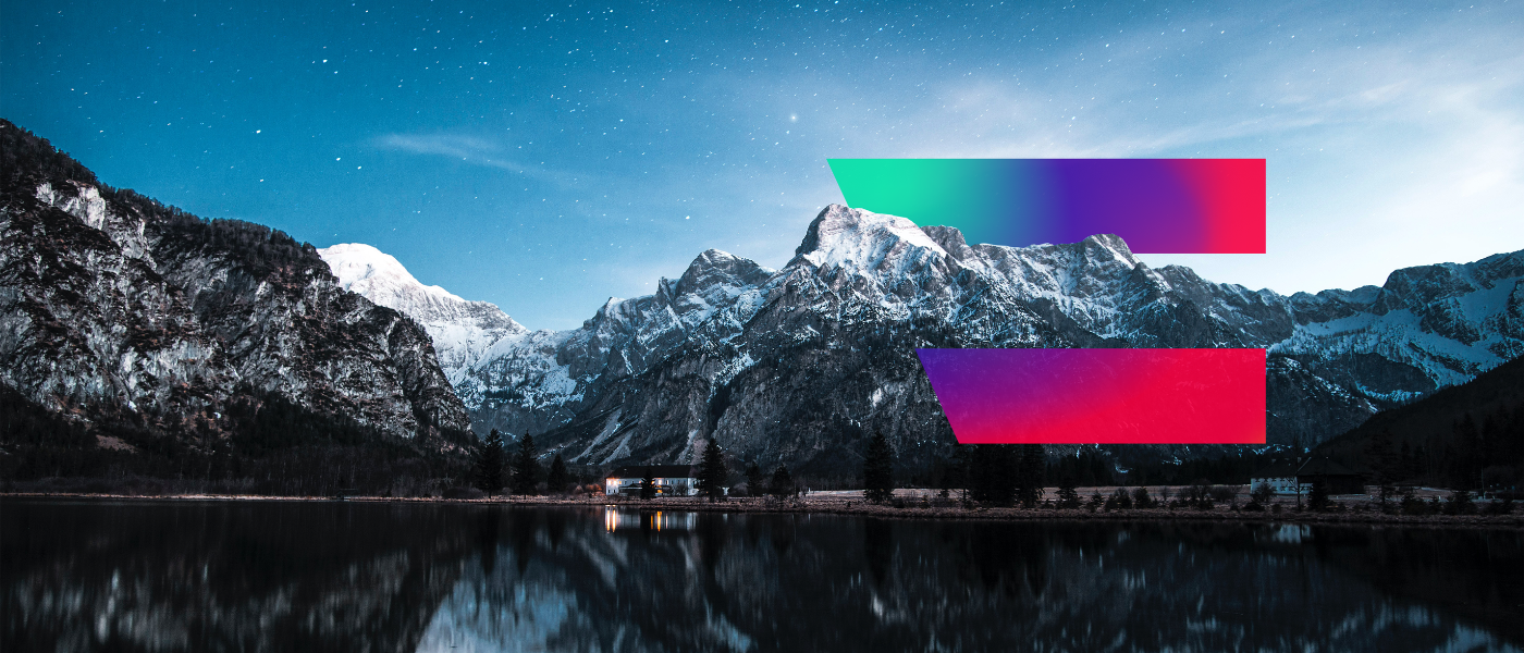 Das Bild zeigt ein verschneites Bergpanorama mit einem davorliegenden See bei Sonnenaufgang. Am Himmel funkeln Sterne, rechts ist das bunte Digital Austria-Logo eingeblendet.