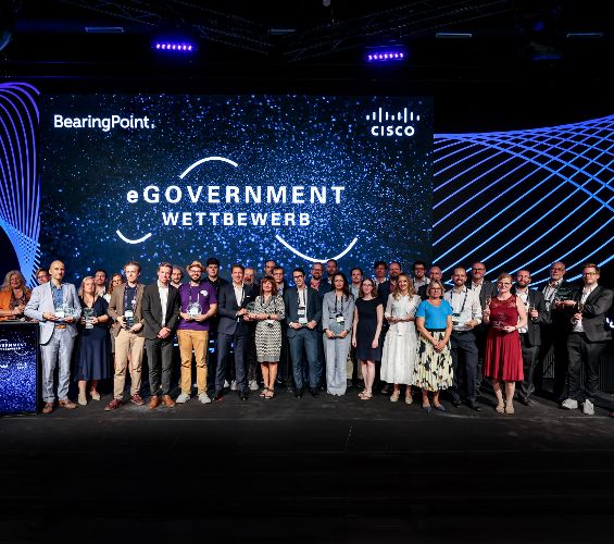 Alle Preisträger des eGovernment Wettbewerbs 2024 in Berlin auf der Bühne