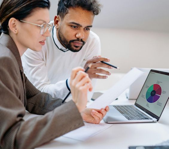 Personen schauen sich die Maßnahmen des DigComp 2.3AT an