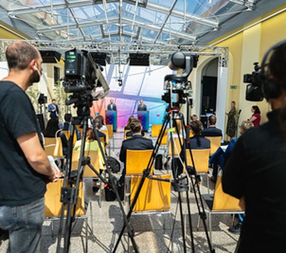 Finanzminister Magnus Brunner beim rechten Rednerpult und Staatssekretär Florian Tursky beim linken Rednerpult stellen die Strategie Digitale Kompetenzen vor