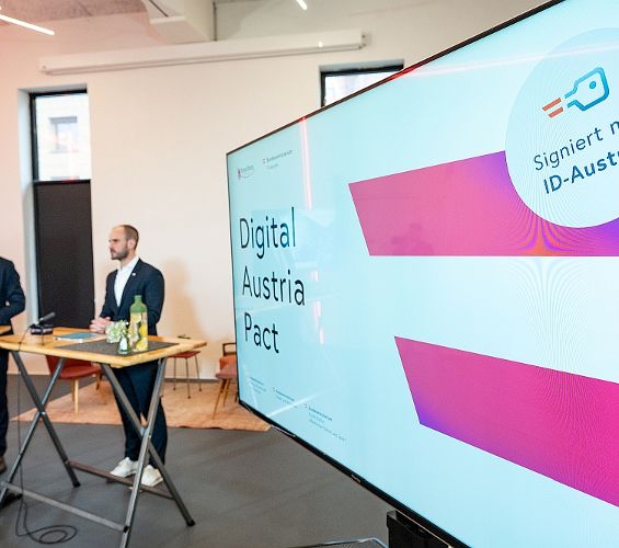 Staatssekretär Florian Tursky (links) und der Landeshauptmann von Vorarlberg, Markus Wallner (rechts), geben sich die Hand, um den Digital Austria Pact abzuschließen. 