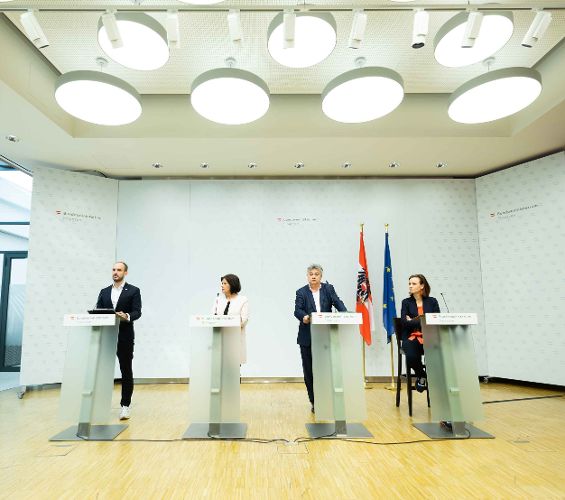 Bild von der gemeinsamen Pressekonferenz von Staatssekretär für Digitalisierung und Telekommunikation, Florian Tursky, Arbeiterkammer-Präsidentin Anderl, Vizekanzler Kogler und der stellvertretenden Wirtschaftskammer-Präsidentin Kühnel 