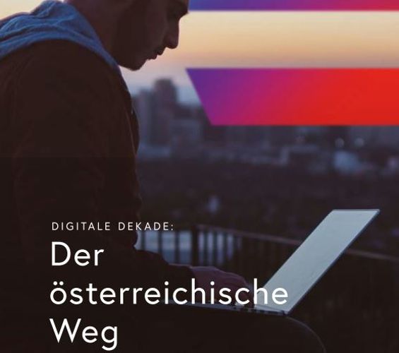 Mann sitzt vor Laptop. Text Digitale Dekade Der österreichische Weg.