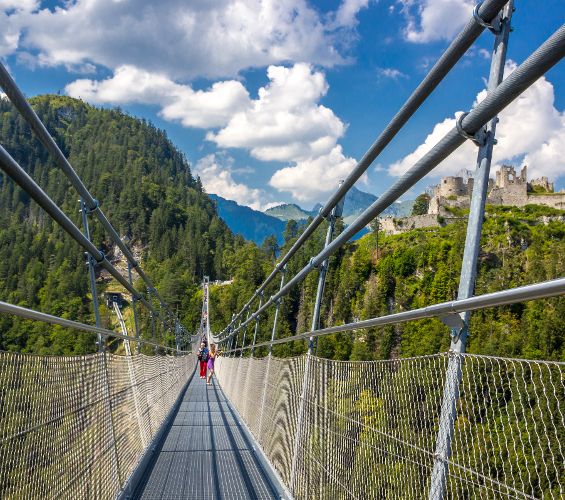 Highline 179 Seilhängebrücke in Tirol an einem sonnigen Tag