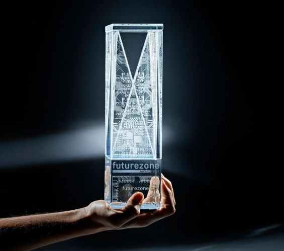 futurezone Award Preis Glas-Cube in einer Hand haltend