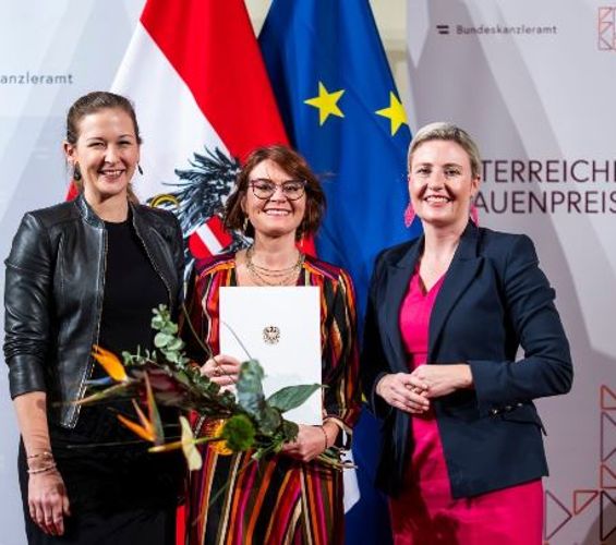 Überreichung Grete Rehor Preis an Frau Carina Zehetmaier von Bundesministerin Susanne Raab und Digitalisierungsstaatssekretärin Claudia Plakolm