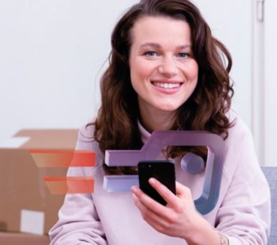 Testimonial Franzi mit Handy und ID-Austria Logo