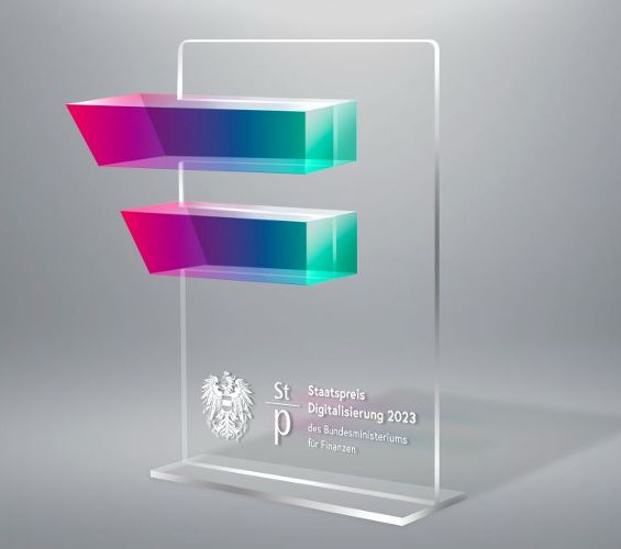Eine Statuette in Plexiglas mit dem Schriftzug Staatspreis Digitalisierung