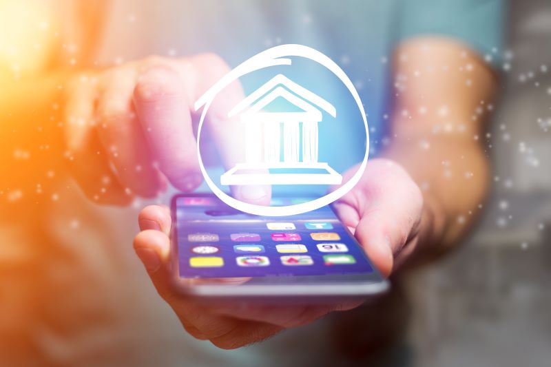 Justizsymbol, das aus einer Smartphone-Schnittstelle herausgeht 