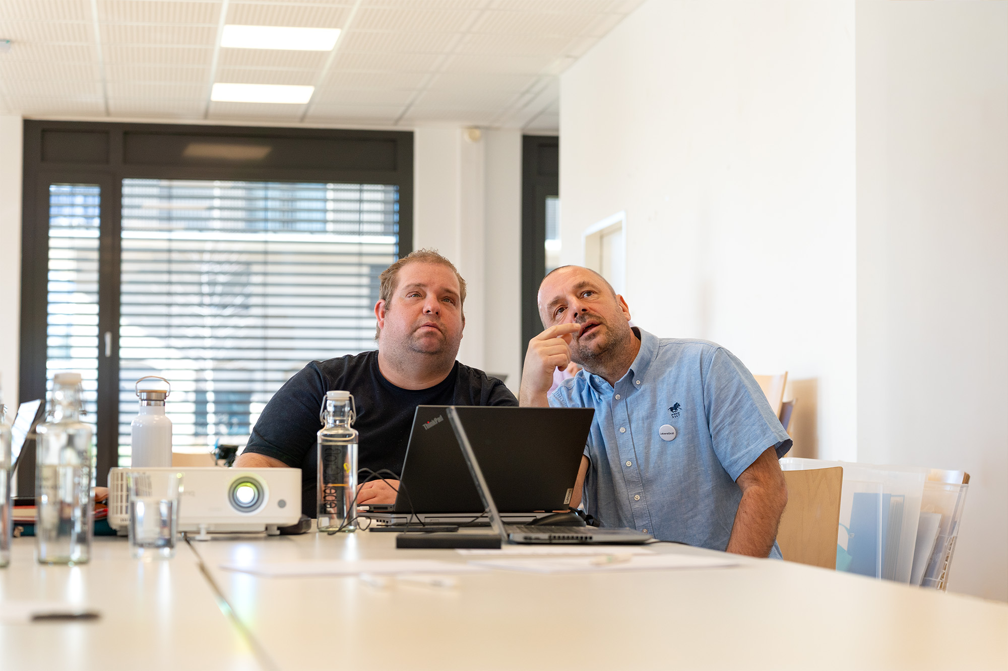  Ein Trainer und ein Peer beim Unterricht.