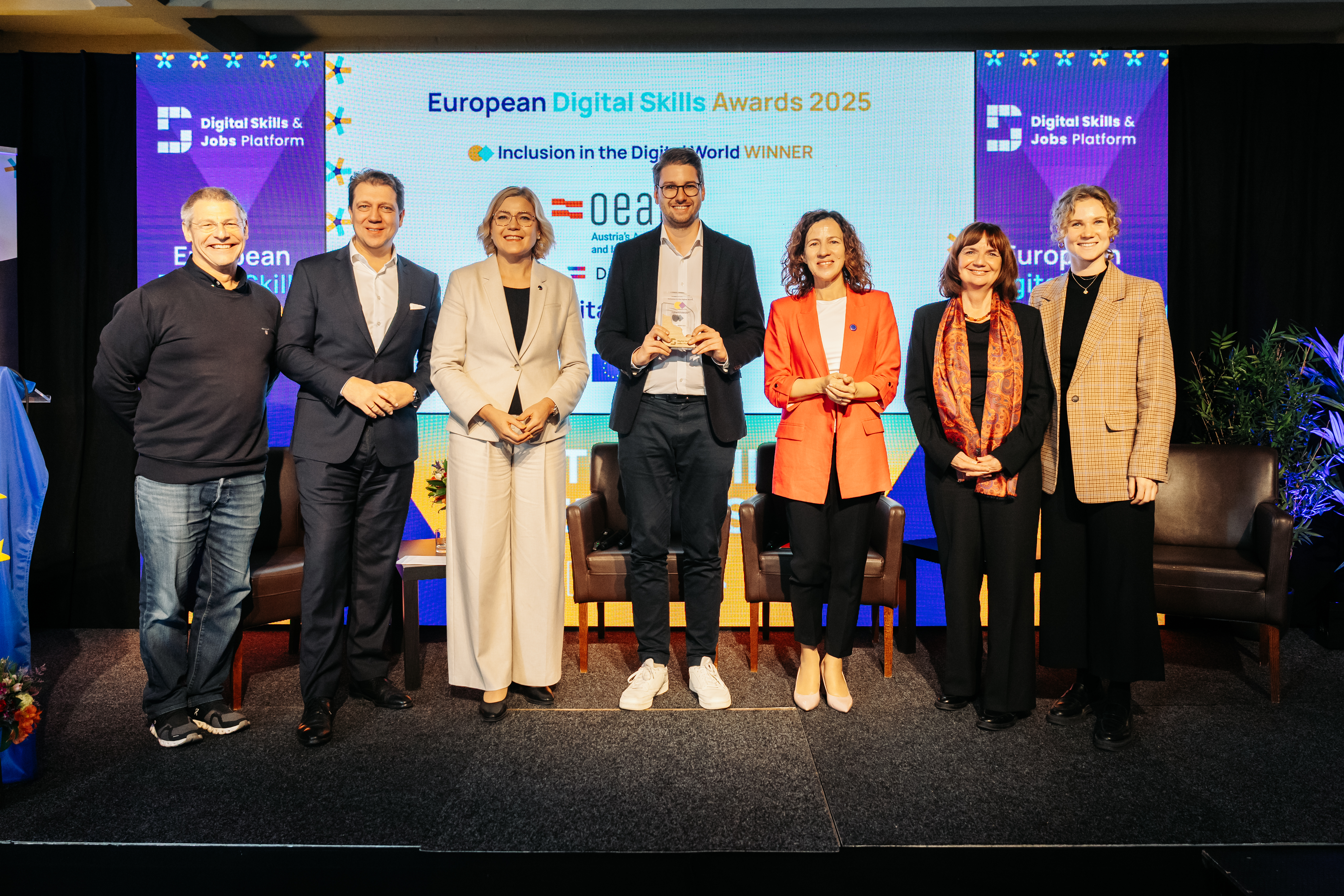 Award Zeremonie "Digital Skills Award 2025". Personen vl.nr.: Franz Gramlinger (Leiter RQB, Abteilungsleiter Abteilung Qualität und Transparenz im OeAD), Wolfgang Wisek (Programmleiter Digitale Kompetenzoffensive im BKA), Henna Virkunnen (Exekutiv-Vizepräsidentin der Europäischen Kommission für technische Souveränität, Sicherheit und Demokratie), Patrick Reisinger (Bereichsleiter Geschäftsstelle Digitale Kompetenzen im OeAD), Roxana Mînzatu, (Exekutiv-Vizepräsidentin der Europäischen Kommission für Beschäftigung und soziale Rechte), Heidrun Stohmeyer (Programmleitung Digitale Kompetenzoffensive im BKA), Celine-Marie Roming (Projektmanagerin für Digitale Kompetenzen im OeAD)